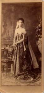 Фотография фрейлены Императрицы Марии Александровны в парадном платье.
