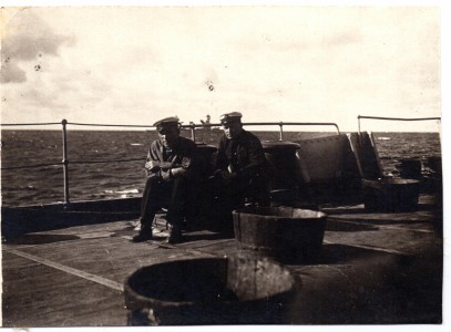 Фотография моряков на палубе корабля.