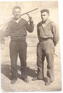 Фотография двух моряков-краснофлотцев в неформальной обстановке.