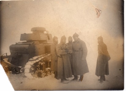 Фотография красноармейцев с танком.