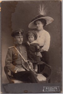 Кабинет-портрет обер-офицера, военного инженера с семьей.