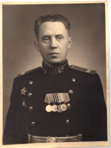 Фотография капитана 2-го ранга ВМФ СССР в парадной форме.