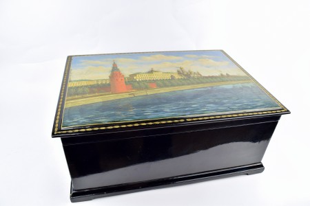 Подарочная коробка с видом на Московский кремль для французской делегации.