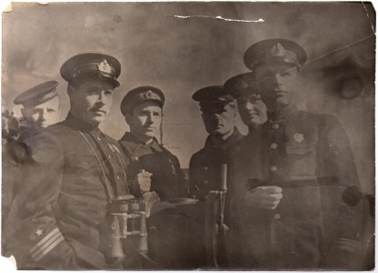 Групповое фото моряков - офицеров и мотроса эск.мин. "Выразительный".