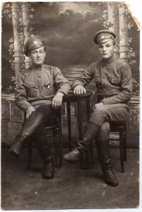 Фотография двух военных.