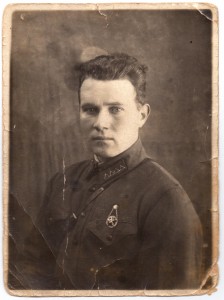 Фото младшего командира РККА со знаком БГТО.