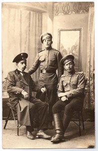 Групповое фото офицеров и чиновника.