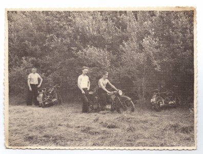 Фото молодых людей на мотоциклах.