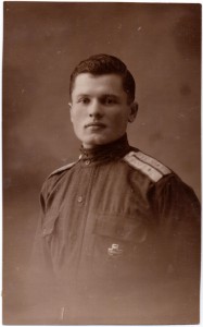 Фото корнета Гусарского полка, Василия Пономаренко с знаком "Голлиполи" на груди, 1920-е гг, Франция, Ле-Крёзо.