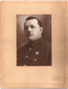 Портретное фото дивизионного комиссара красной армии.