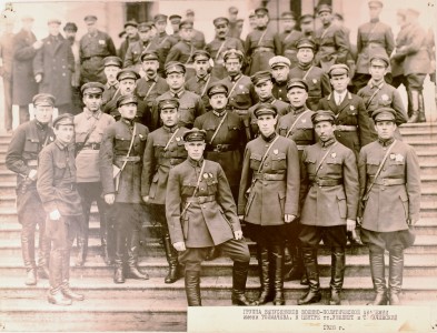 Групповое фото выпускников военно-политической академии имени Толмачева.