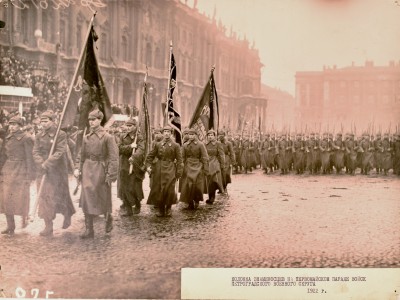 Фото колонны знаменосцев на первомайском параде войск петроградского военного округа.