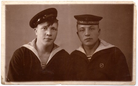 Фотография двух моряков линкора "Октябрьская революция".