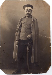Портрет офицера РИА в накинутом на плечи пальто.