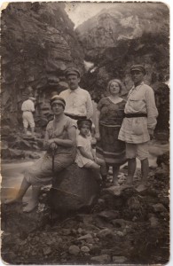 Групповое фото гражданских  лиц в горах (Кисловодск, "медовый водопад").