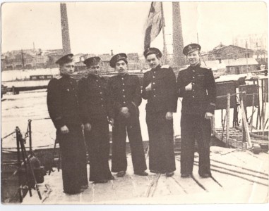 Групповое фото военных моряков на палубе корабля.