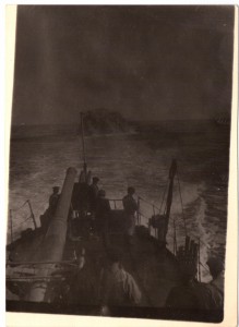 Фотография "взрыв глубинной бомбы", сделана с мостика корабля.