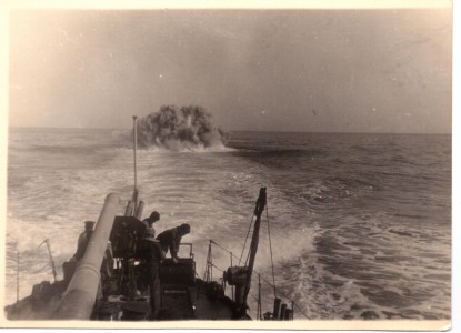 Фотография "взрыв глубинной бомбы", сделана с мостика корабля.
