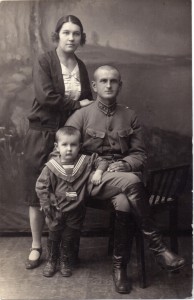 Семейное фото красного командира во френче, со знакми камандира роты.