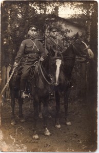 Фотография двух офицеров кавалерии на конях.