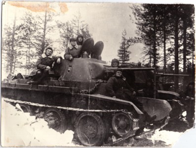 Фотография танкистов и боевой техники.
