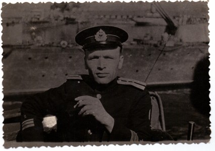 Фотография офицера ВМФ в порском кителе.