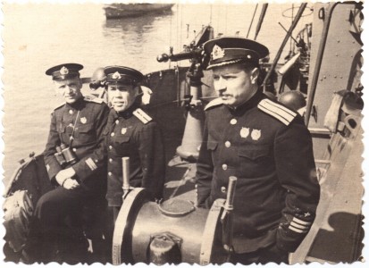Фотография офицеров ВМФ на мостике.