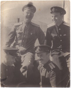 Групповое фото морскиз и сухопутных офицеров.