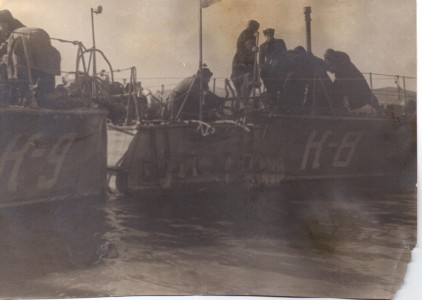 Фотография моряков на катере.