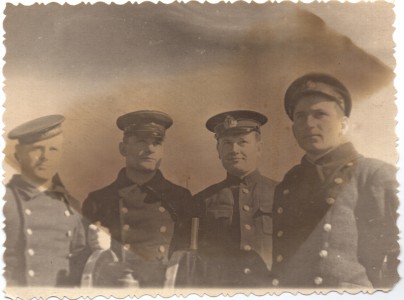 Групповое фото моряков - офицеров и мотроса эск.мин. "Выразительный".