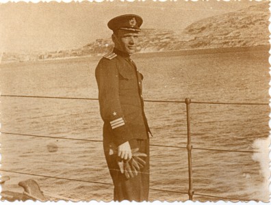Портрет моряка - капитана 3-го ранга, на палубе.