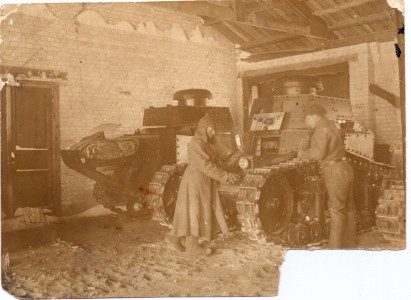 Фотография красноармейцев с танком.