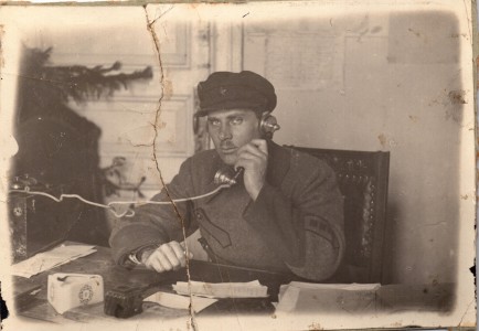Фотография бойца красной армии с полевым телефоном.