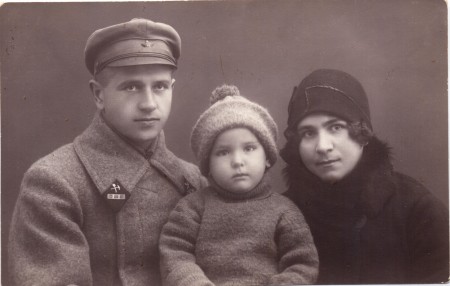 Фотографическая карточка бойца красной армии с женой и ребенком.