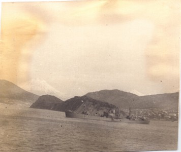 Фотография военного коробля на фоне сопок.