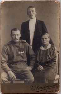 Кабинет-портрет унтер-офицера, георгиевского кавалера с семьей.