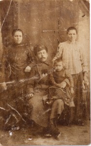 Фотография георгиевского кавалера с семьей.