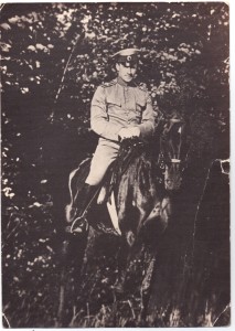 Фотография офицера Марковского полка Белой армии на коне.