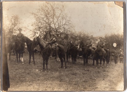 Фотография конного отряда медицинских чинов.