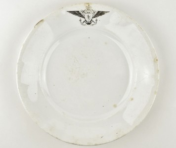 Фаянсовая тарелка с гербом Морского корпуса.