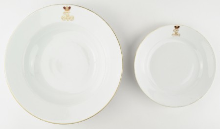 Две тарелки из сервиза фермерского дворца.