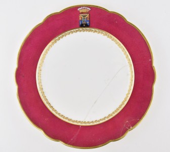 Тарелка с графским гербом.