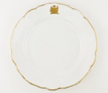 Тарелка с баронским гербом.