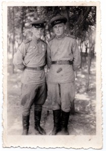 Фото двух военных Советской армии.