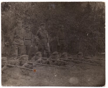 Фотография "солдаты на стрельбище".