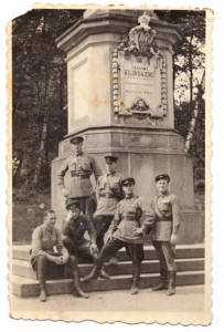 Советские военнослужащие у памятника Яну Килинскому во Львове.