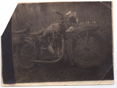 Фотография с старинным мотоциклом.