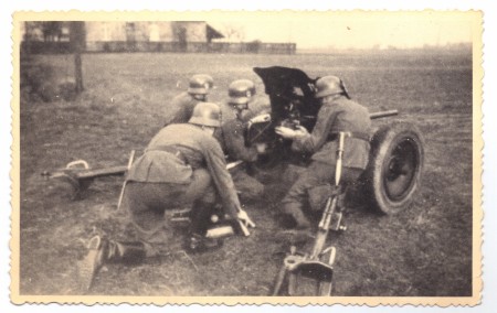 Фото немецких военнослужащих на поле боя.