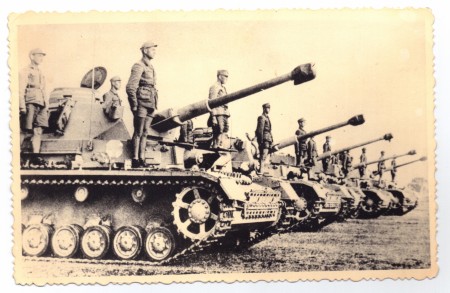 Фото немецких военнослужащих на танках.