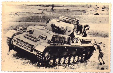 Фото немецких военнослужащих с танком.